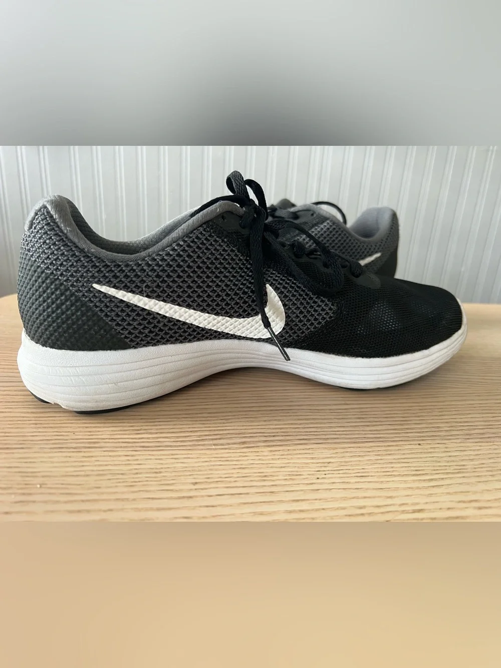 Nike Revolution 3 Men’s sneaker / Black, white & gray / Size: 10 / Lifestyle
